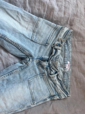 Helt nya ljus blå jeans från Gina🩷 - Jag säljer dessa jeans från Gina helt nya aldrig använts för att dem är försmå för mig men dem är ljusblå med hål på knäna botcut 