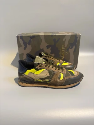 Valentino rockrunners  - Valentino rockrunners •.                                         Storlek/41•.                                                                       Äktahets garanti •