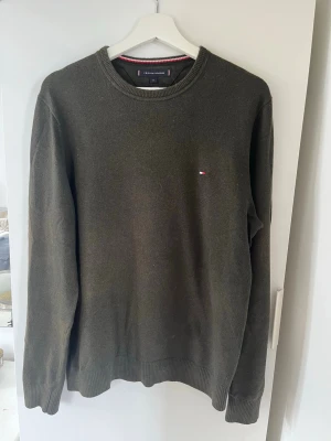 Olivgrön tröja från Tommy Hilfiger - Snygg olivgrön tröja från Tommy Hilfiger. Svarar snabbt, skriv om ni undrar något!