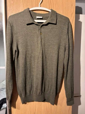 Piké tröja i merinoull  - Säljer en piké tröja från John Henric! Tröjan är i mycket bra skick! Storlek M men passar S väldigt bra! 100% Merino Wool! Skriv vid minsta fundering eller önskemål av fler bilder💯