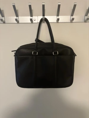 Datorväska ZARA - Datorväska/Messenger bag från ZARA. 10/10 skick inga defekter.