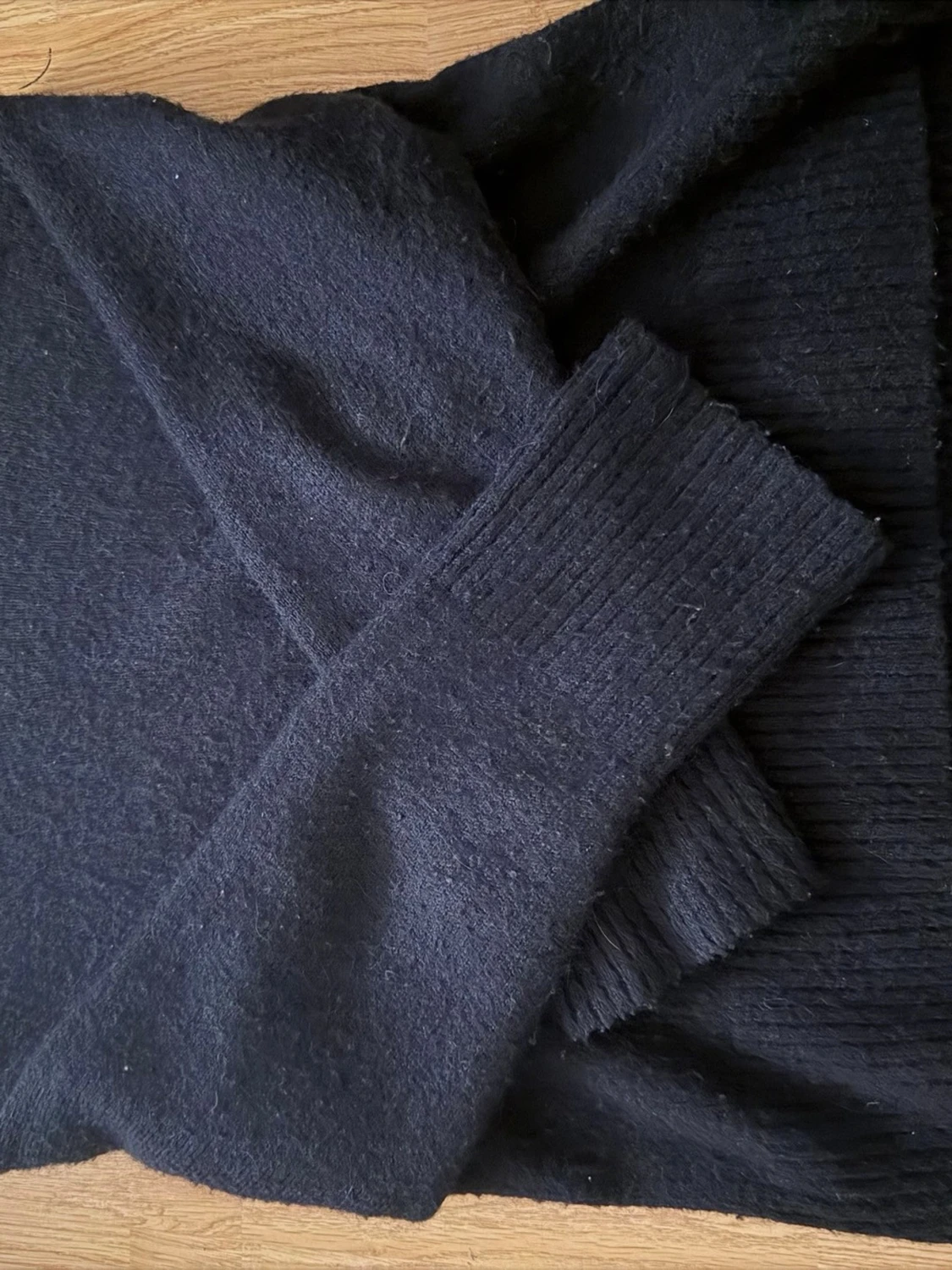 Mörkblå stickad tröja med ribbade muddar