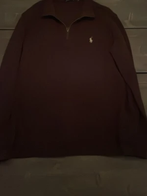 Ralph lauren tröja - En Ralph lauren quarter/half zip som fungerar till det mesta det är en väldigt mörkbrun färg som jag personligen tycker är sjukt snygg. Det är storlek L men passar även M. Inga skador och är i toppskick. Hör av er vid intresse😁