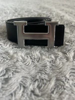 Svart H bälte - Svart h bälte oanvänd och ny