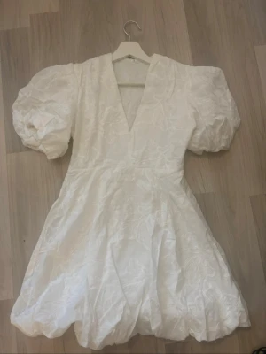 Vit klänning med puffärmar - Superfin vit klänning, perfekt till student och sommaren🩷🌷