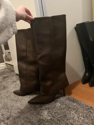 Bruna höga stövlar med klack - Säljer mörkbruna stövlar från NAKD som ej kommer till användning, köpta på vinted och alldrig använda efter, dom är i super bra skick. Klacken är knappt belastad över huvud taget. Köpta för 900kr