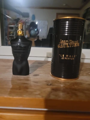 Jean Paul Gaultier Le Male Le Parfum - Säljer en Jean Paul Gaultier Le Male Le Parfum. Flaskan är formad som en svart matt torso med gulddetaljer och kommer med en svart och guldig metallburk. En ikonisk och lyxig herrdoft som sticker ut i hyllan. Använt ungefär 5ml max.