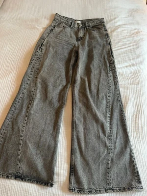 Gråa wide leg jeans  - Säljer ett par gråa wide leg jeans 