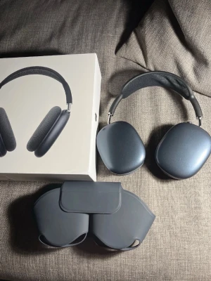 Airpods max navy  - Fantastisk kvalitet med bra batteri, ljud och brusreducering. perfekta.