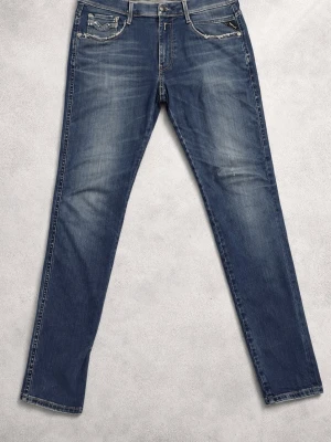 Replay Jeans - Snygga blå  jeans med lätt slitna detaljer och klassiska fem fickor. Jeansen har en något tvättad look och kontrastsömmar vid fickorna. Perfekta för en avslappnad och trendig stil. Liten påbörjad skada som syns på sista bilden men stör ej helhetsintrycket! Waist:34 Lenght:32