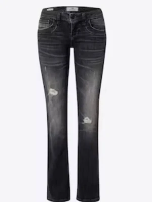 LTB Svarta slitna jeans  - Säljer dom eftertraktade LTB jeansen med bootcut och tillgjorda slitningar. Är öppen för förhandlingar kring priset vid snabb försäljning. De är knappt använda men är köpta på Vinted, är i mycket bra skick. Innerbenslängden är 78cm