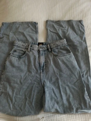 Ljusblå raka jeans från Lee - Säljer ett par ljusblå jeans från Lee med klassisk femficksmodell och raka ben. Jeansen har hög midja och är tillverkade i slitstark denim. Perfekta för en avslappnad och trendig look.