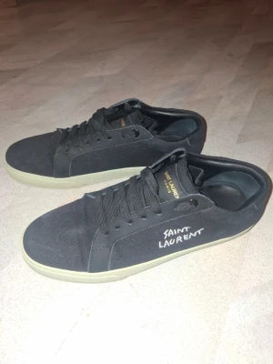 Yves Saint Laurent skor - Köpte på plick för 1800kr men de var för små, stl 42. Byter eller säljer. Har knappt användt dom. Säljer för 1600kr