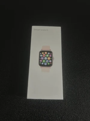 Smartwatch med rosa armband helt ny oanvänt  - Snygg smartwatch med fyrkantig touchskärm och rosa silikonarmband. Klockan har en modern design med många appar och funktioner direkt på handleden. Passar både Android och iOS. Perfekt för dig som vill ha koll på notiser och hälsa.