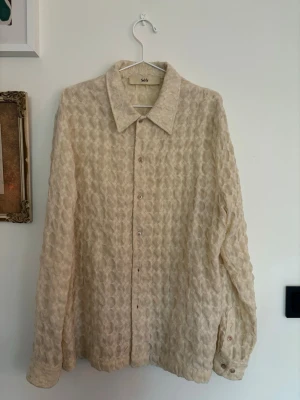 Sefr skjorta - Sefr skjorta storlek L. 100% ull i lyxig boucle. Nypris +3000kr mycket gott skick!