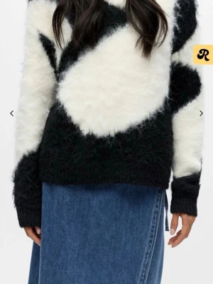 Heltslutsåld tröja från object - Säljer denna stickade tröja som är helt slutsåld och väldigt populär! Den är använd men i bra skick och i storlek L men skulle säga S så den är liten i storlek! Skriv för egna bilder! Pris på hemsida är 559kr men pga att den är så svår att få tag i säljer jag den för högre pris! Men är öppen för prisförslag