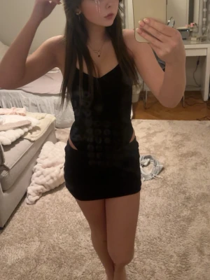 Svart tajt body  - säljer min svarta tajta body från new yorker då den ej kommer till användning längre. tyget är ganska stretchiga. storlek S