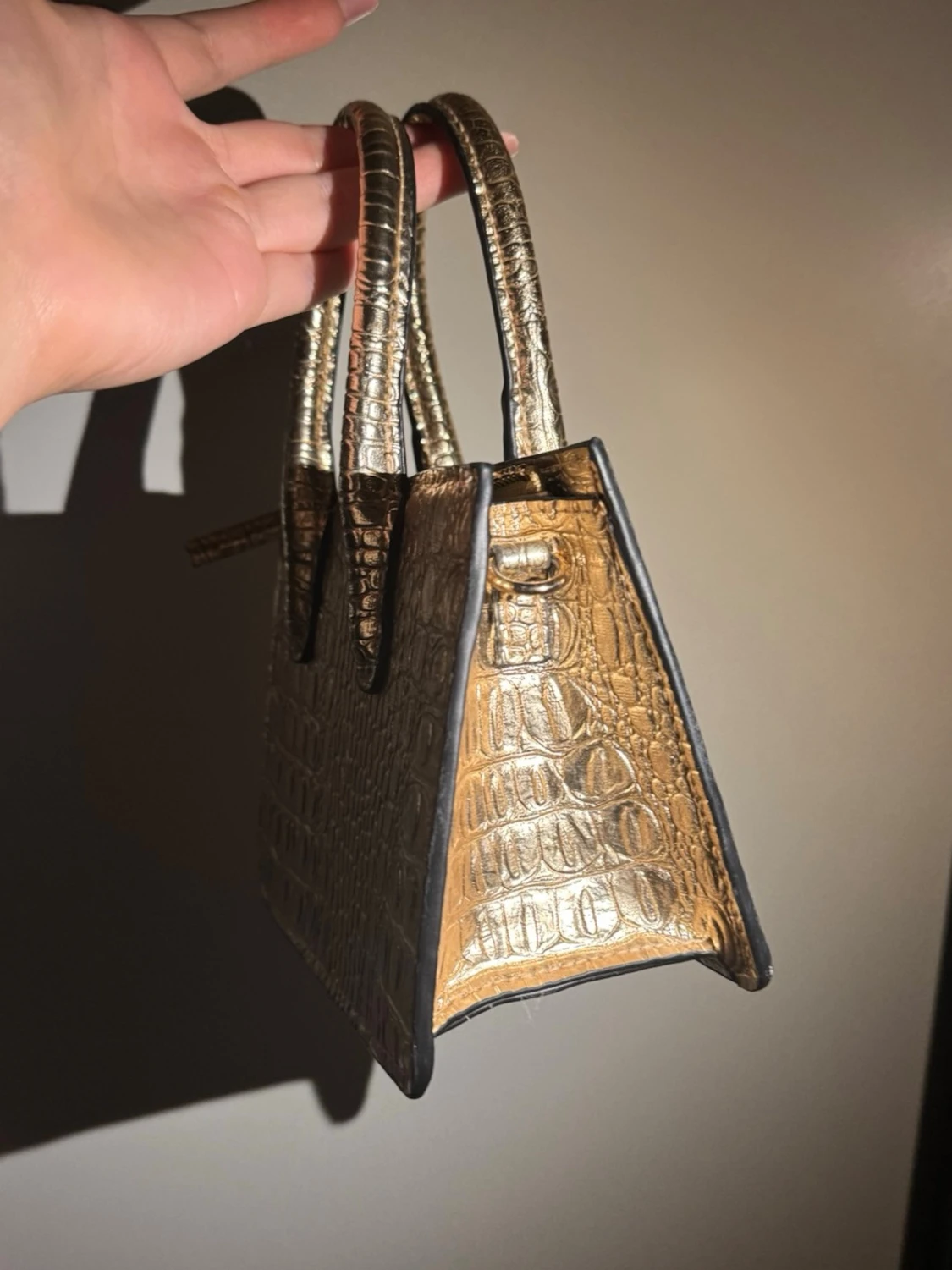 Guldig handväska med krokopräglat mönster - 1