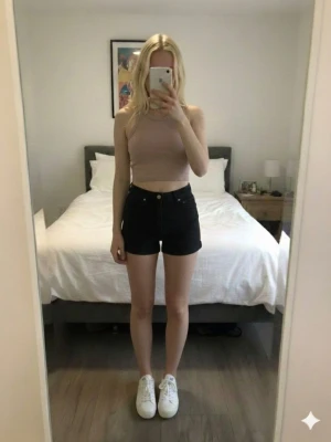 Beige ribbad linnetopp från 157 - Säljer en croppad, ribbad linnetopp i beige från 157. Toppen är ärmlös med breda axelband och rund halsringning. Perfekt för varma dagar eller som lager under skjorta. Enkel och stilren design som är lätt att matcha.