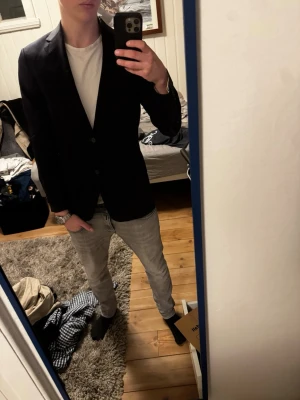 Oscar Jacobson kavaj  - Snygg Oscar Jacobson kavaj | Kanon skick | Modellen på bilden är 182 och väger 70 kg | P067