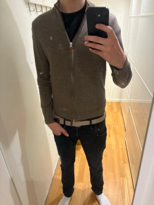 Brun ziptröja Morris - Nypris:2000kr Snygg brun ziptröja från Morris med diskret logga på bröstet. Tröjan har ribbade muddar, hög krage och dragkedja hela vägen. Perfekt att slänga på sig över en t-shirt. Materialet är mjukt och skönt, passar till många olika outfits. 