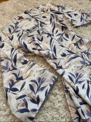 Abaya / jelabya  - Fin abaya / jelabya med fina färger och mönster, har flera stycken av denna modell i storlekarna 1 vilket motsvarar S - M och 2 vilket motsvarar L - XL. Hör av er om vilken storlek som önskas🤍