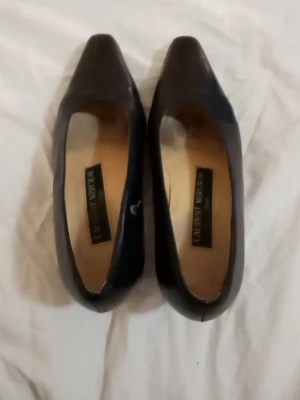 Svarta ballerinaskor Laurent Mercadal - Stilrena svarta ballerinaskor från Laurent Mercadal Paris. Skorna har en klassisk fyrkantig tå och är tillverkade i slätt läder med beige innersula. Perfekta för dig som gillar tidlös och elegant design.