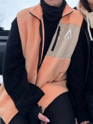 Orange teddy väst  - Orange teddy väst som är perfekt för afterski. Älskade denna när jag var på skidresa i valdisiere. Har lite noppror på insidan men ingenting som syns vid användning