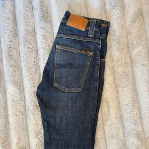 Mörkblå Nudie jeans  - Tjena säljer mina Nudie jeans                                         Skick:9/10,Storlek:W28/L32,Pris249kr.                          Vid frågor och funderingar tveka inte på att höra av dig!