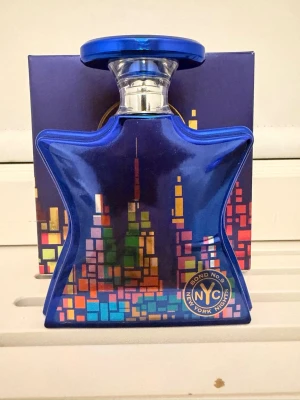 Bond No9 NYC NIGHTS - Säljer min Bond No. 9 NYC Nights som är knappt använd. Det finns ca 98–99 ml kvar av 100 ml. Doften är söt, varm och lyxig med tydliga noter av vanilj och karamell, perfekt för dig som gillar gourmanddofter som verkligen sticker ut. En väldigt uppskattad och exklusiv parfym som passar både kväll och fest.
