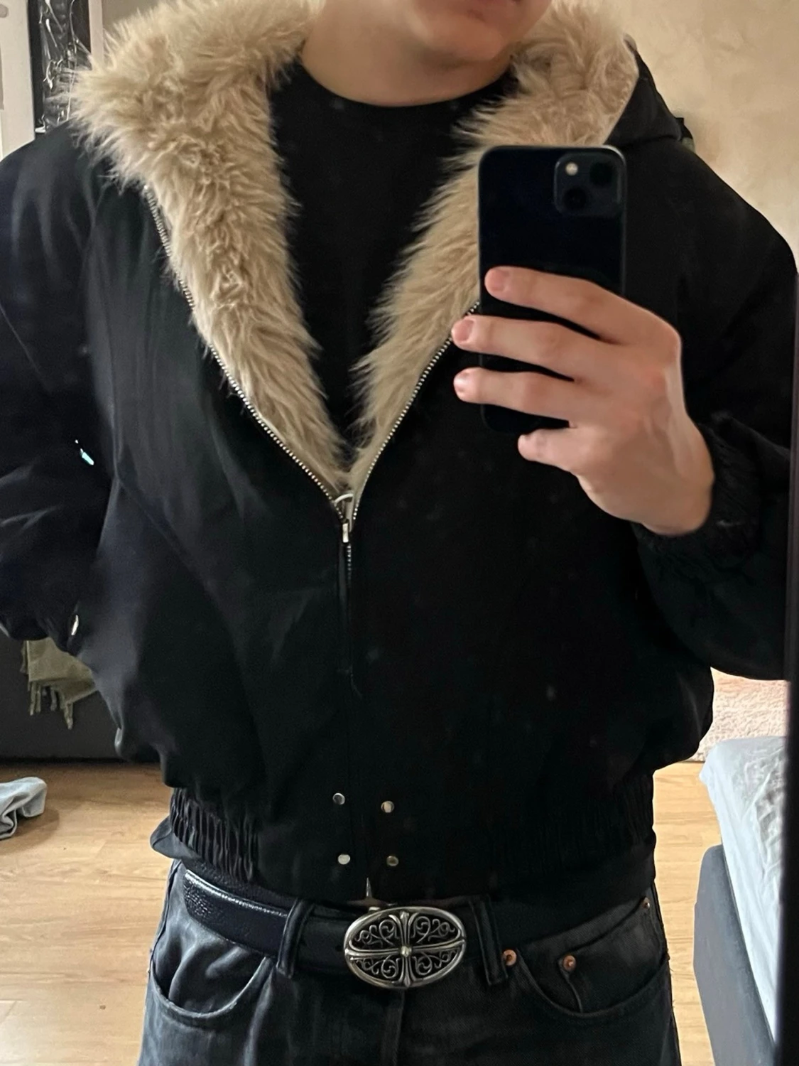 Svart pufferjacka med fuskpäls - 2