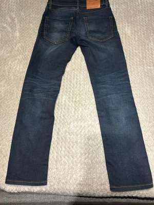 Mörkblå Jack & Jones jeans - Säljer dessa mörkblåa jeans från Jack & Jones | Skick 9/10 | W27 L30 | Hade helt glömt bort att jag hade kvar dom. Pris kan diskuteras vid snabb affär🤝