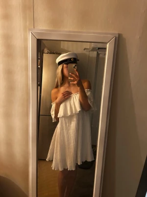 Studentklänning/ Vit offshoulder klänning med volang - Vit kort klänning perfekt till studenten eller bara till varma sommardagar!                       Säljer då jag köpt en annan 💞💞