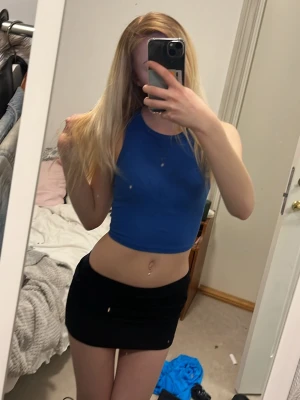 Blå croppad linnetopp - Snygg blå croppad linnetopp med ärmlös design och rund halsringning. Perfekt för en trendig och avslappnad stil. Enkel att matcha med kjol eller jeans.