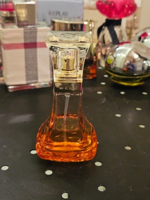 Beyoncé Heat parfym 30 ml - Beyoncé Heat parfym i en snygg glasflaska med en varm orange-röd ton. Flaskan har en elegant, kurvig form och guldfärgad spraydel. Perfekt för dig som gillar en sensuell och modern doft.    Beyoncé Heat Rush EdT 30ml