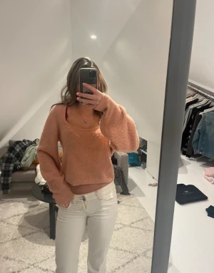 Persikofärgad stickad tröja - Mysig persikofärgad stickad tröja.jätte mysig parfekt när de e kallt men också snyggt med en kjol