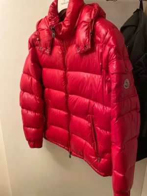 Moncler Maya - Jackan är sparsamt använd och är köpt i NK Göteborg. Hittar tyvärr inte kvitto eller taggar som följde med än så länge. Fraktas med omsorg.  Priset är inte fast  Storlek 3 ˜ M/L