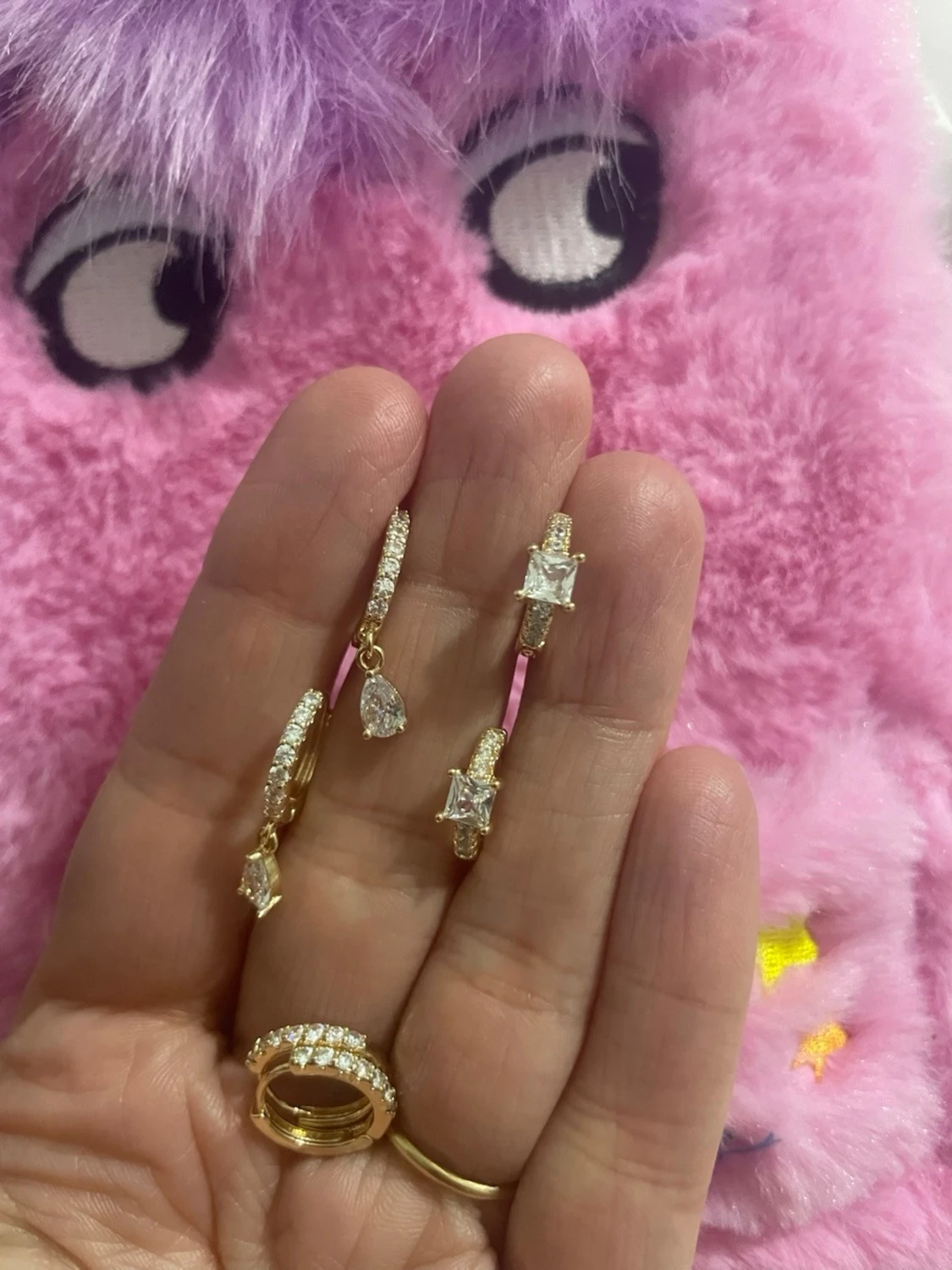 Guldörhängen med gnistrande stenar