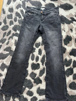 Mörkgråa bootcut jeans från Gina Tricot - Snygga mörkgråa bootcut jeans från Gina Tricot i storlek 158 (köpta på barnavdelningen). Har varit perfekt i längden för mig som är 162 cm lång😊 Knappt använda så skicket är som nytt. Skulle säga att modellen är low/midwaist. 