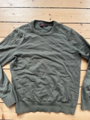 Olivgrön tröja från Morris - Säljer denna olivgröna Morris tröjan i storlek S. Mycket bra skick och använd ett fåtal gånger. Skriv för frågor✅