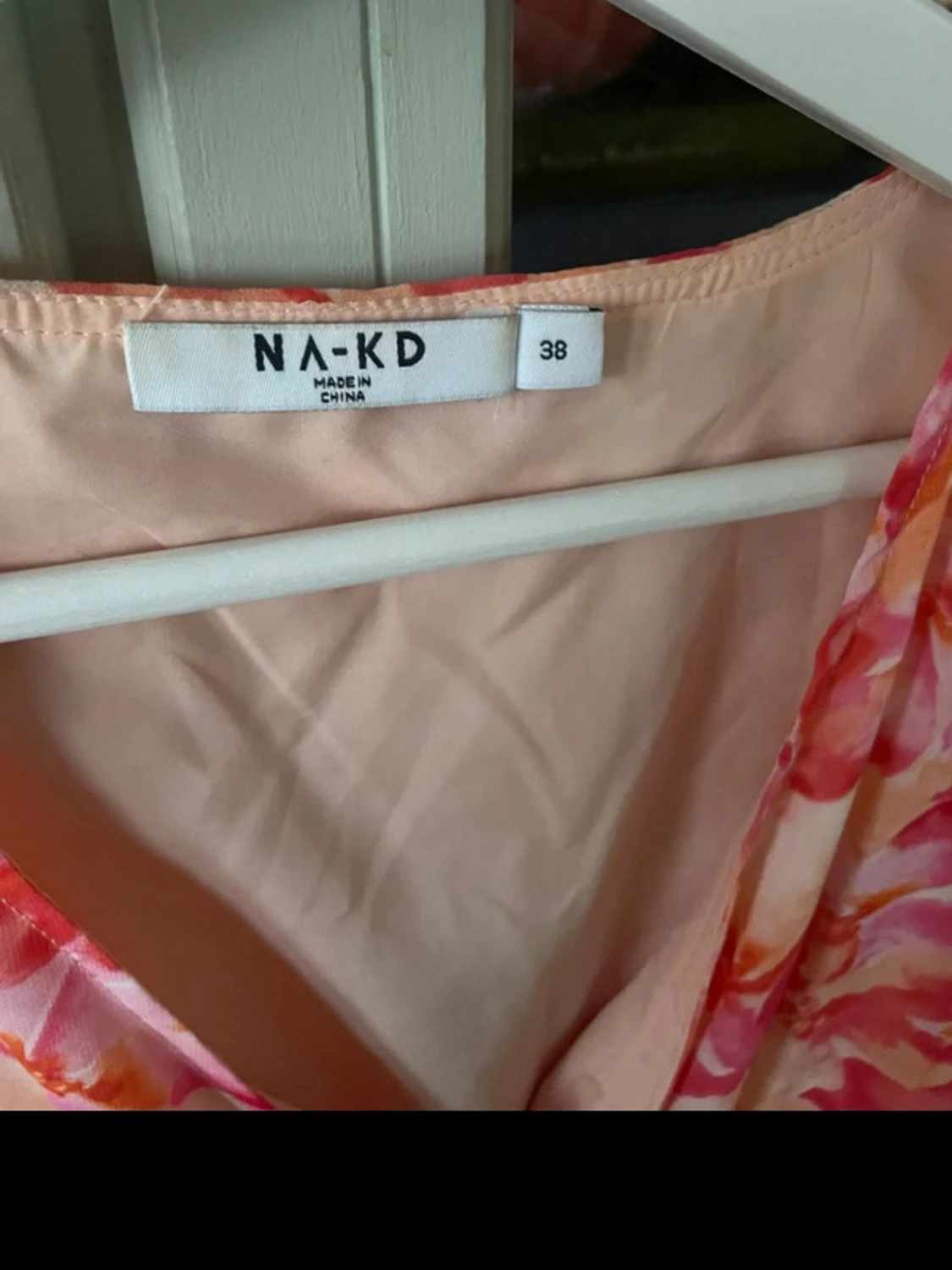 Blommig omlottklänning från NA-KD - 2