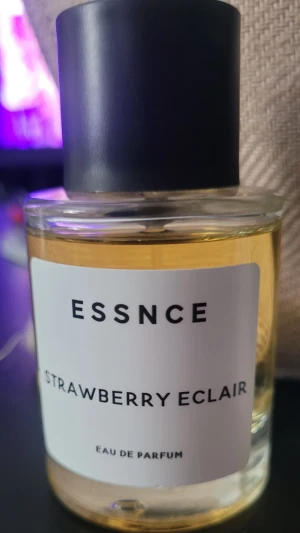 Essnce Strawberry Eclair parfym - Fräsch parfym från Essnce med doft av Strawberry..tårta.   ( köp alla mina parfymer för 660.)