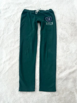 Abercrombie & fitch lågmidjade byxor - Ett par byxor från Abercrombie & fitch i storlek XS. Rakt över midjemått: ca 34cm. Innebenslängd: ca 76cm. Jag fraktar inom 24h, frakt med PostNord prioriteras. Se liknande plagg i min profil!