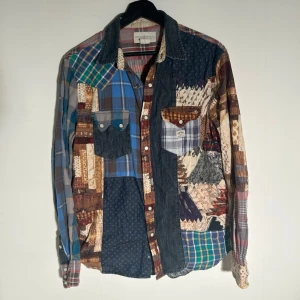 Denim & Supply Ralph Lauren Western Patchwork Pearl Snap Button Down Shirt - Vid köp av fler produkter erbjuds bättre pris. Skriv vid ytterligare frågor eller funderingar🤝 Storlek: M. Mått: Längd 71 cm. Bredd 50 cm.