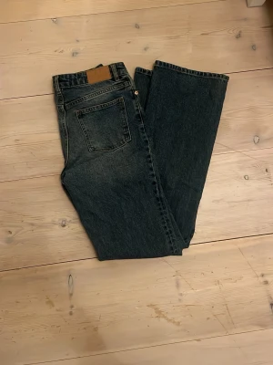 Jeans från monki  - Köpta för längesen, från monki st 27. Inga hål och inte tappat formen🌟