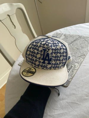 New era keps - Säljer en riktigt unik keps från new era. I superbra skick. Hör av er vid frågor!