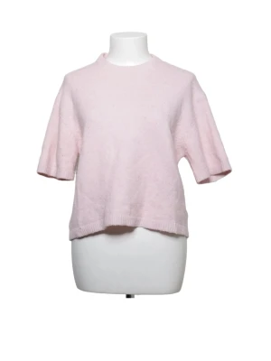 Ljusrosa stickad t-shirt - Söt ljusrosa stickad t-shirt från gina tricot i storlek xs. Aldrig använd,  pris kan diskuteras💕
