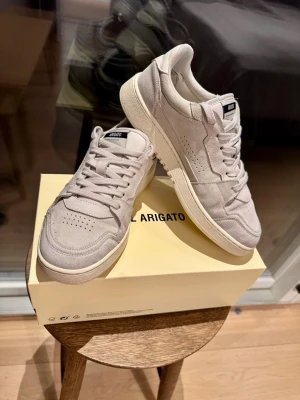 Axel Arigato | Dice Lo (EUR 40) - Säljer ett par Axel Arigato Dice Lo sneakers i färgen Off White/Beige i storlek 40.   Nypris: 2800 kr.  Sparsam använda. Säljes pga fel storlek.  Skorna kommer med originalkartong och skopåse.