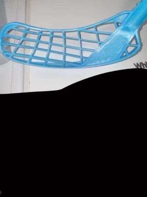 Blått innebandyblad från Zone - Säljer ett blått innebandyblad från Zone med klassiskt rutnät och lätt böjd form. Perfekt för dig som vill byta blad på din klubba och få bättre bollkontroll. Tillverkat i slitstark plast och passar de flesta innebandyklubbor.