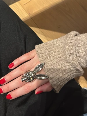 Kaninskalle ring - Så fin ring men tyvärr lite stor för mig. Svårt att säga storlek men runt 17.7.